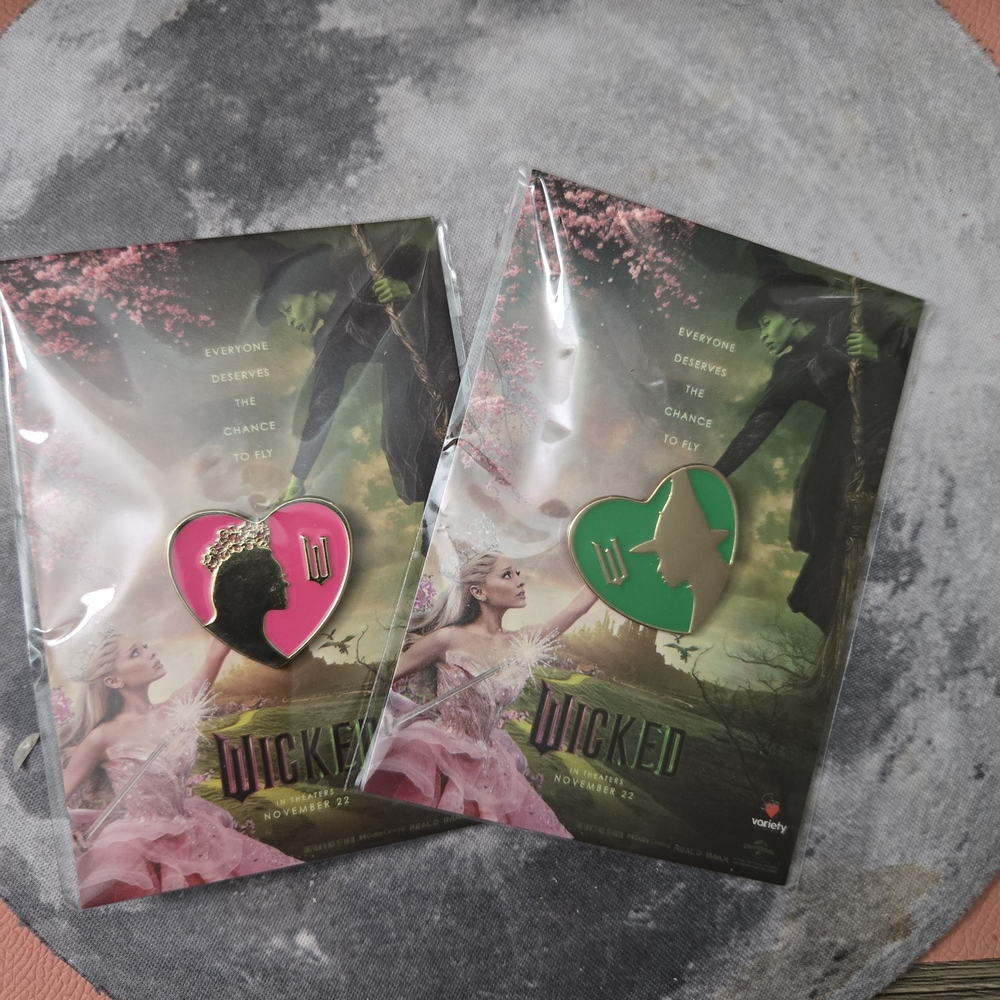 🆕"Wicked" AMC Theatres Set Of 2 (Two) Heart Pins Featuring Elphaba & Glinda NEW